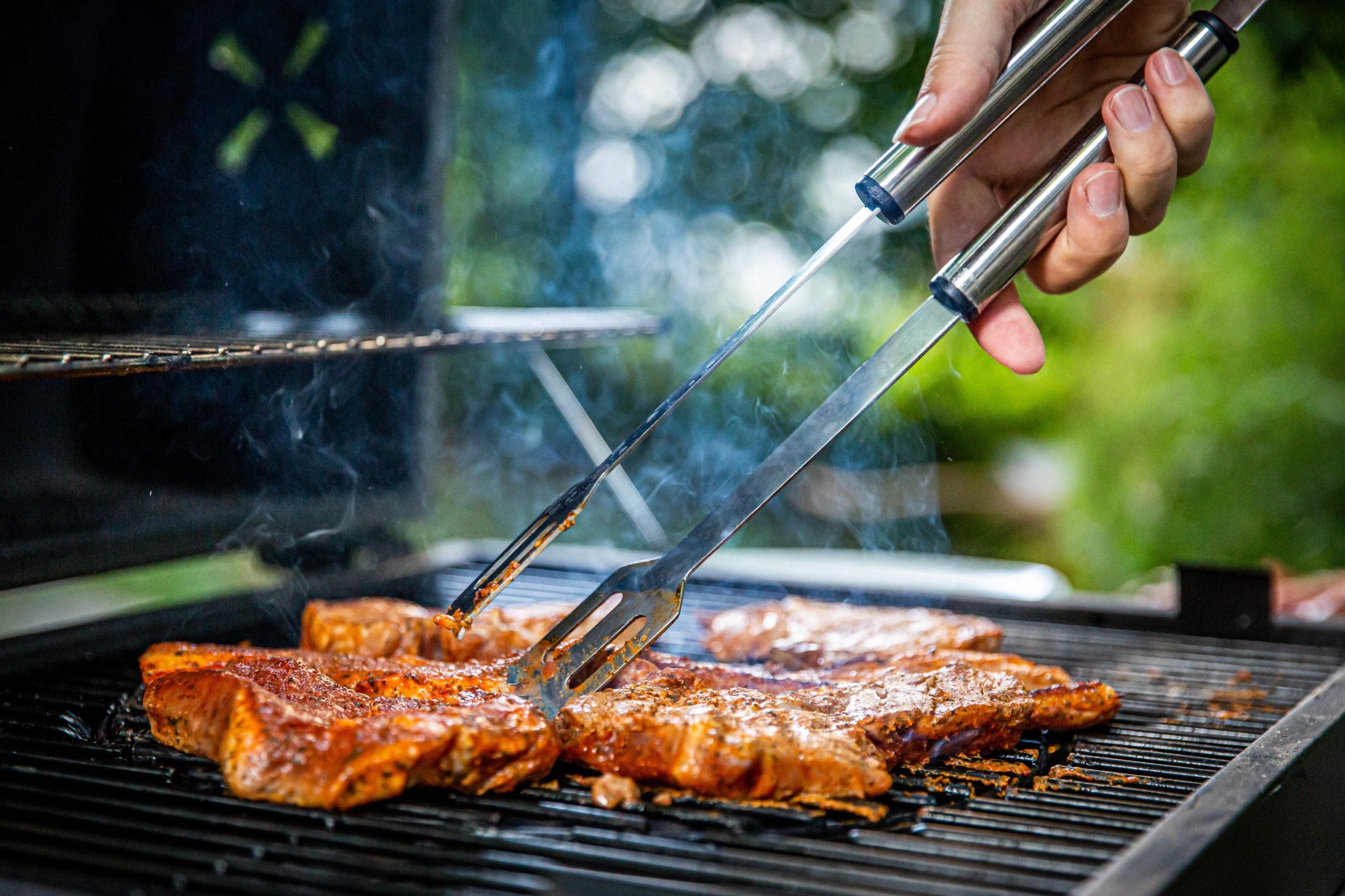 Les 7 accessoires indispensables du barbecue