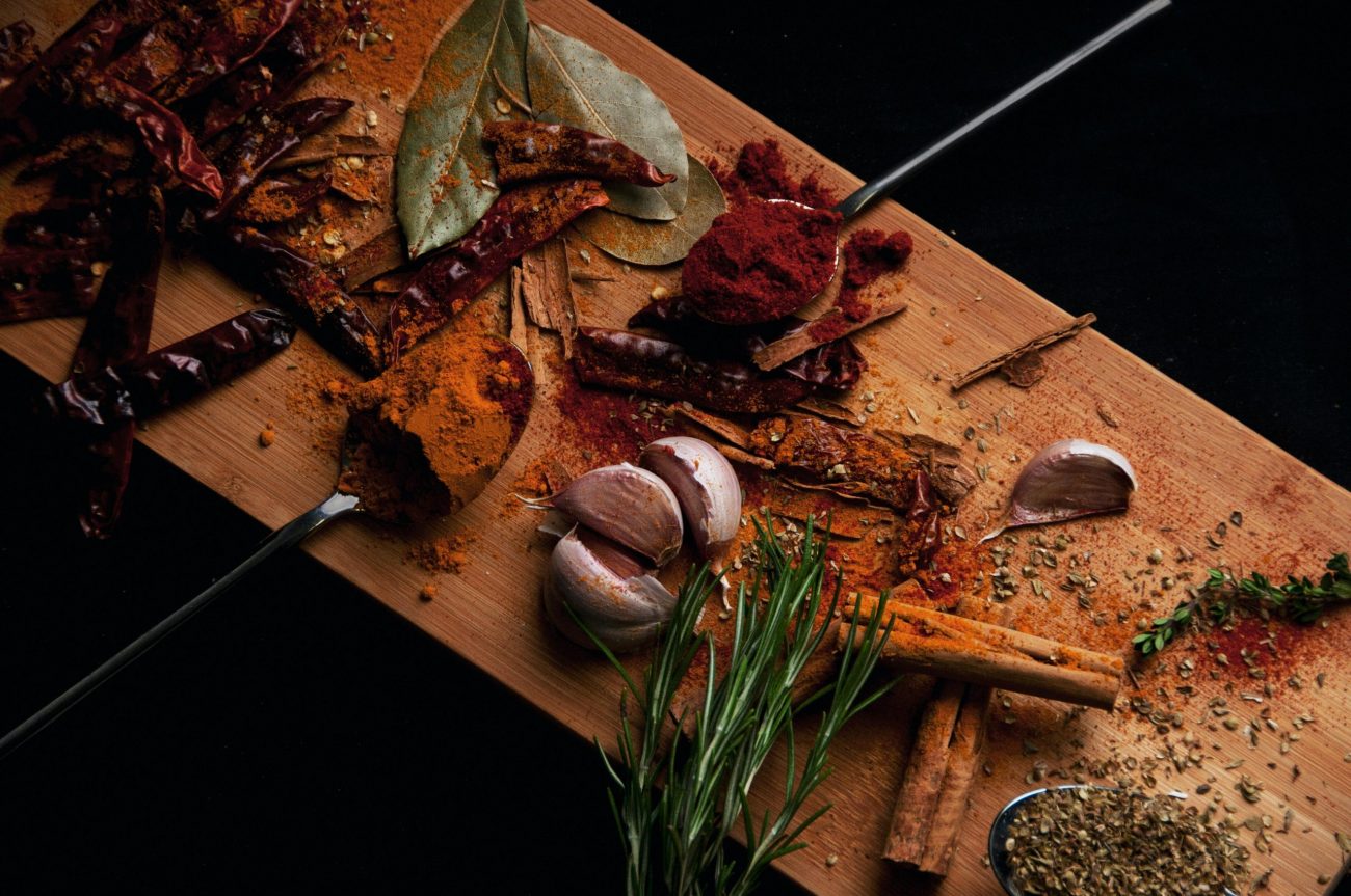 Marinade, rub, saumure, laquage : les 4 complices de votre barbecue